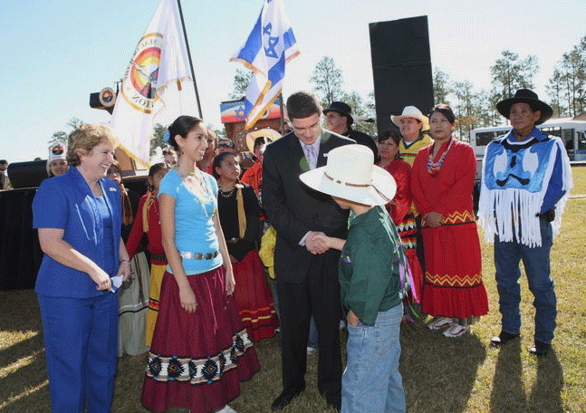 Asher Yarden, Consul General of Israel to the Southwest, meets members of the Coushatta Tribe of Louisiana. (Photo: www.katherinetolentino.com)
