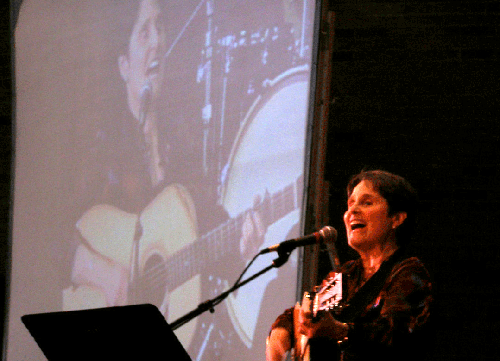Debbie Friedman returned to her hometown in June 2007, for an enthusiastically received concert at Temple of Aaron Synagogue. (Photo: Mordecai Specktor)