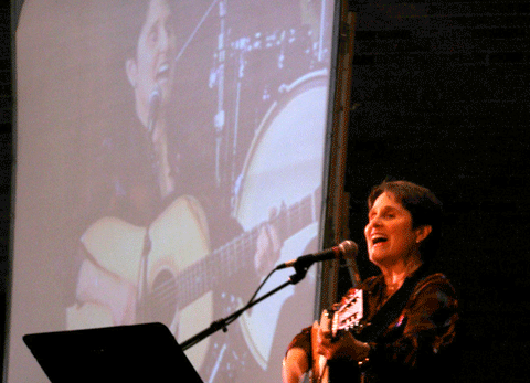 Debbie Friedman performed to a packed house at Temple of Aaron Synagogue in 2007. (Photo: Mordecai Specktor)