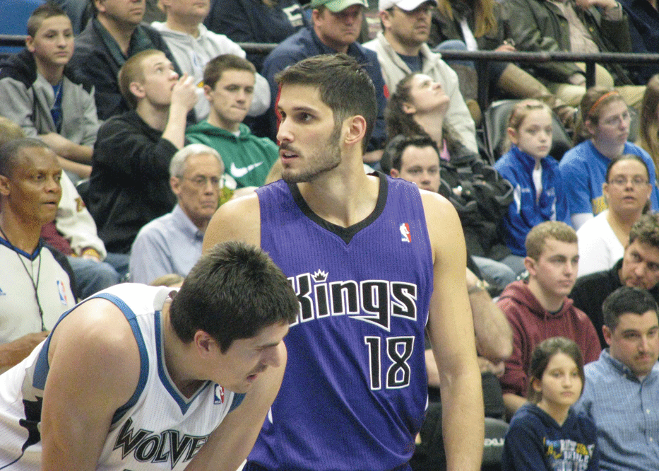 Omri Casspi waited for a foul shot, next to Darko Milicic, during the Kings visit to the Target Center on March 20. (Photo: Mordecai Specktor)