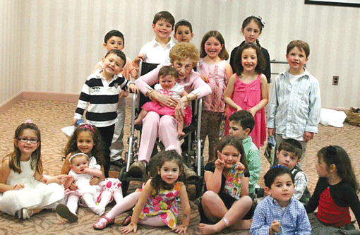 Felicia Schulz with 19 of her 26 great-grandchildren. (Photos: Courtesy of Jennifer Schnur)