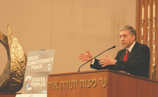 Yossi Beilin speaks at J Street’s March 31 event at Mount Zion Temple. (Photo: J Street Minnesota on Facebook)