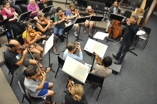 Maestro Ronald Braunstein (far right) conducts members of the Me2/Orchestra in Burlington, Vt. (Photo: John Siddle)