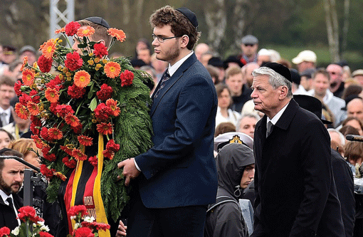 German President Joachim Gauck (right) participating in a wreath-laying ceremony at the Bergen-Belsen concentration camp on the 70th anniversary of its liberation on April 26. (Photo: Alexander Koerner / Getty Images)