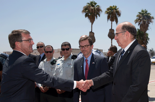 U.S. Defense Secretary Ash Carter (left) shaking hands with his Israeli counterpart, Moshe Yaalon, before boarding a military aircraft at Ben Gurion Airport near Tel Aviv on July 21. (Photo: Carolyn Kaster/Pool/AP Images)