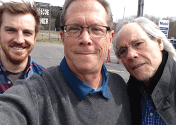 Comedian Robert Klein can’t stop his leg