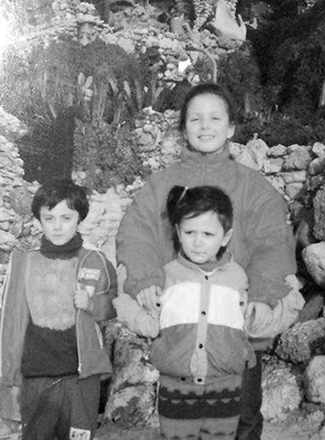 Shlicha Alisa Warshavsky (front) is pictured with her brother Anton and older sister Helena in Herzliya in 1990, the year the family made aliya. (Photo: Courtesy of Alisa Warshavsky)