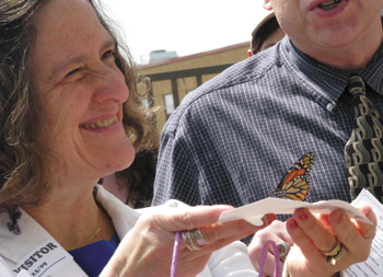 Rabbi Amy Eilberg reacted with delight as her butterfly hesitated before taking flight at the 2009 butterfly release. (Mordecai Specktor)