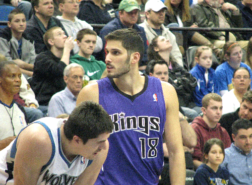 Omri Casspi, #18 for the Kings, awaits a foul shot in Sundays game at the Target Center. (Photo: Mordecai Specktor)