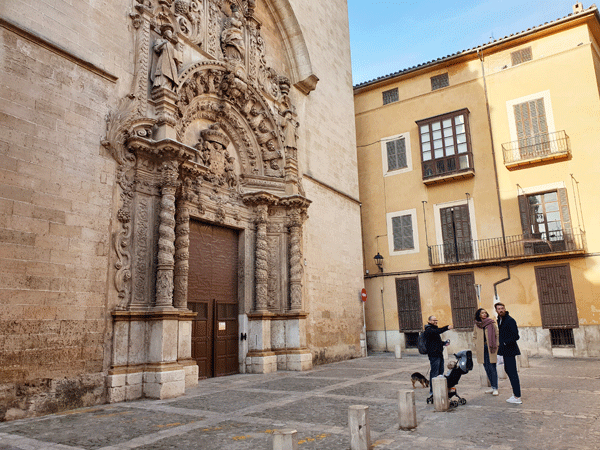 Dani Rotstein, pointing, explains to German tourists about a church that used to be a synagogue in Palma de Mallorca, Feb. 11, 2019. (Photo: Cnaan Liphshiz)