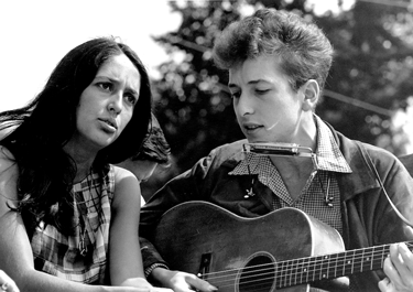 Joan Baez and Bob Dylan at the 1963 March on Washington. (Photo: U.S. Information Agency)