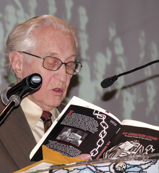 Shoah survivor Henry Oertelt reads from his book, An Unbroken Chain: My Journey through the Nazi Holocaust, at the Twin Cities Yom HaShoah commemoration in 2008 at Temple of Aaron. (Photo: Mordecai Specktor)