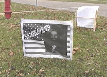 Yard signs supporting Sholom Rubashkin feature an American flag motif. (Photo: KCRG-TV9)