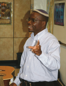 Rabbi Gershom Sizomu spoke and sang recently at Heilicher Minneapolis Jewish Day School. (Photo: Tamar Fenton)